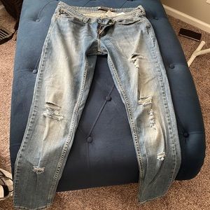 Levi. Demi curve. Low rise skinny jeans